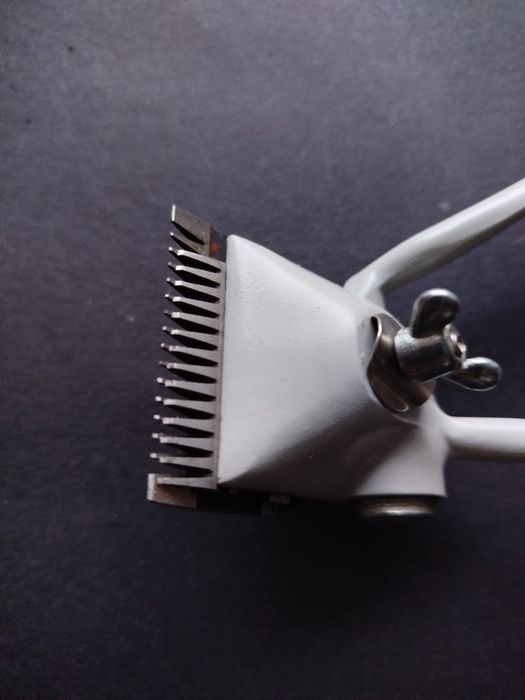 Ручна механічна машинка для стрижки.