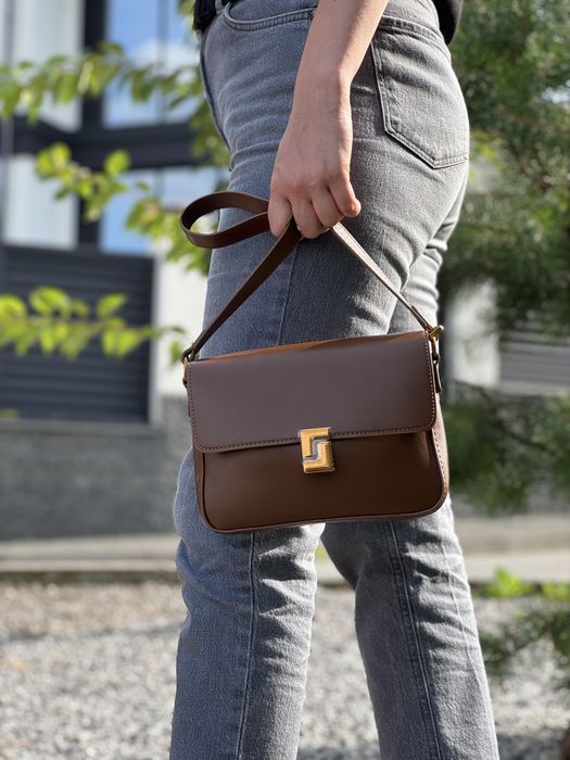 Стильна жіноча сумка, яка закохує з першого дотику