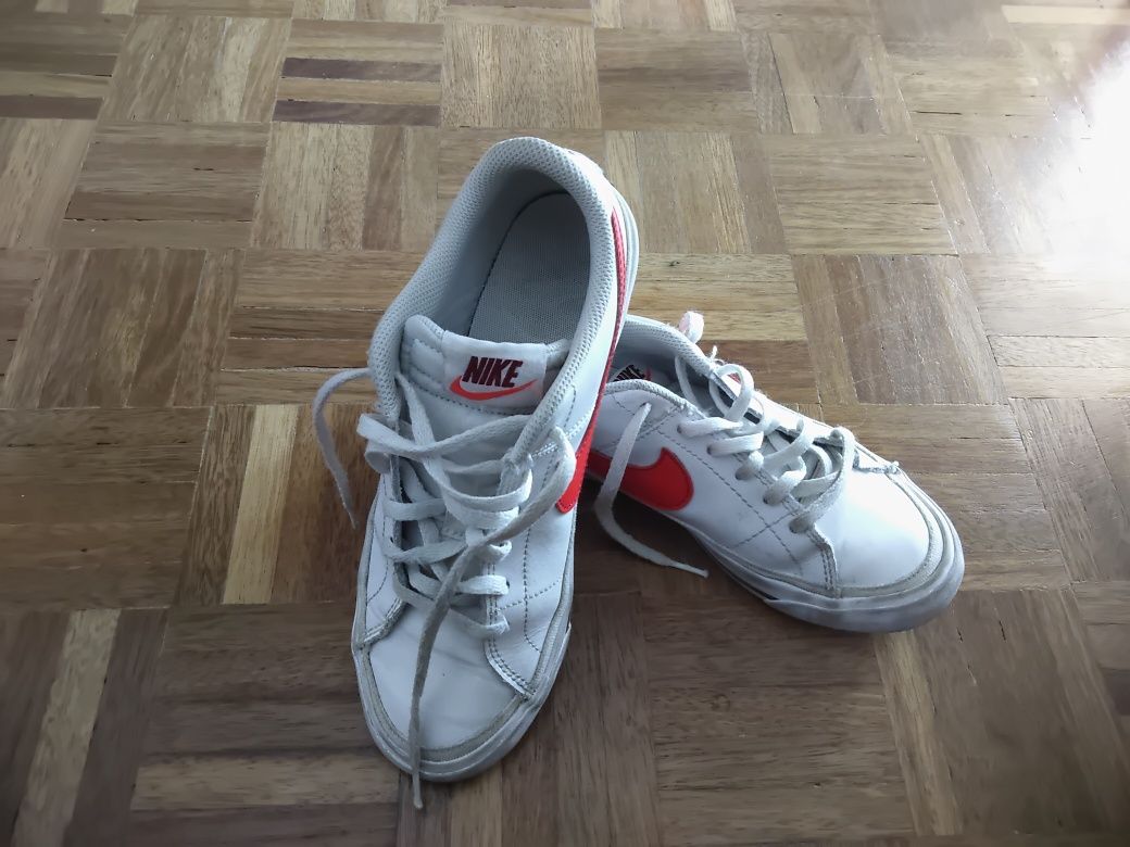Tênis de criança . Tamanho 37,5 Marca Nike.