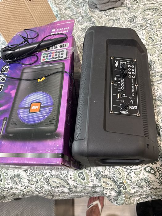 Vendo essa caixa de som com microfone e controle remoto