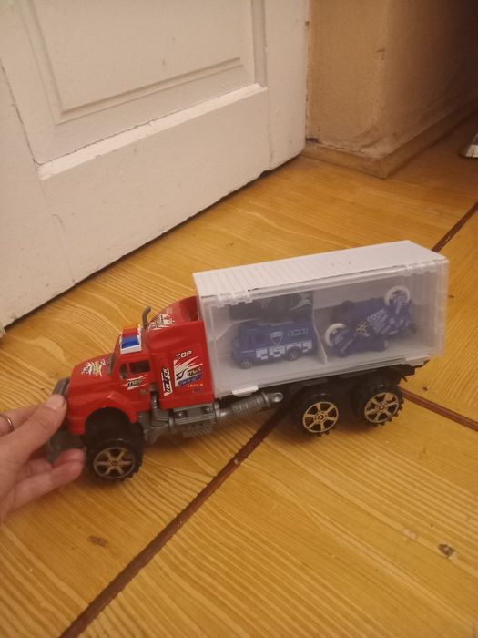 Машина трейлер лот