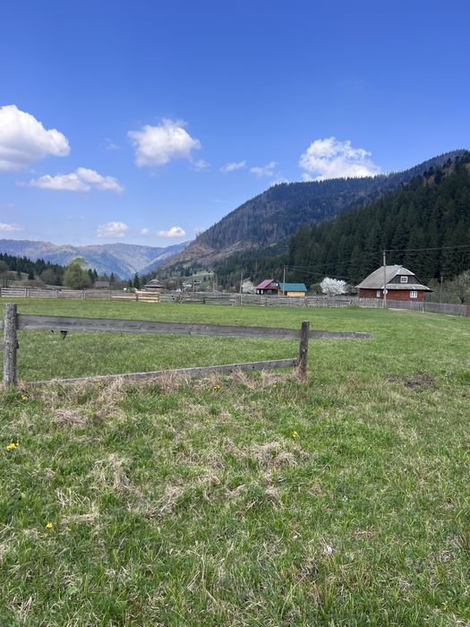 Земля в Карпатах у горах