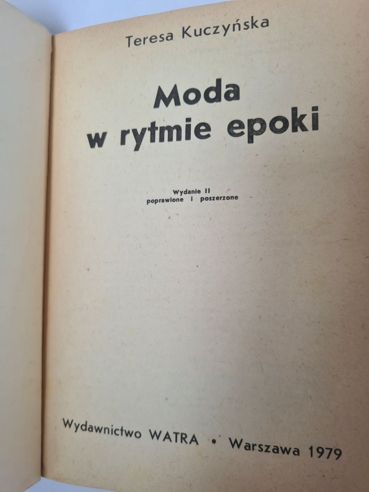 Moda w rytmie epoki - Teresa Kuczyńska