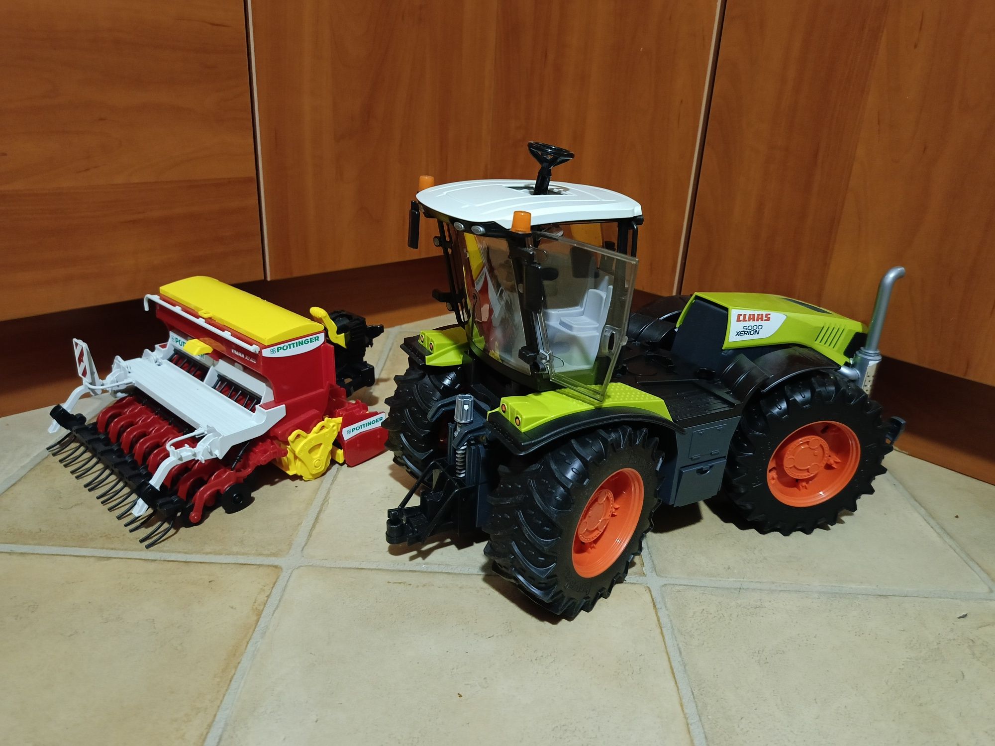 Traktor Bruder Claas Xerion 5000 + Siewnik Pottinger Vitasem 302 ADD