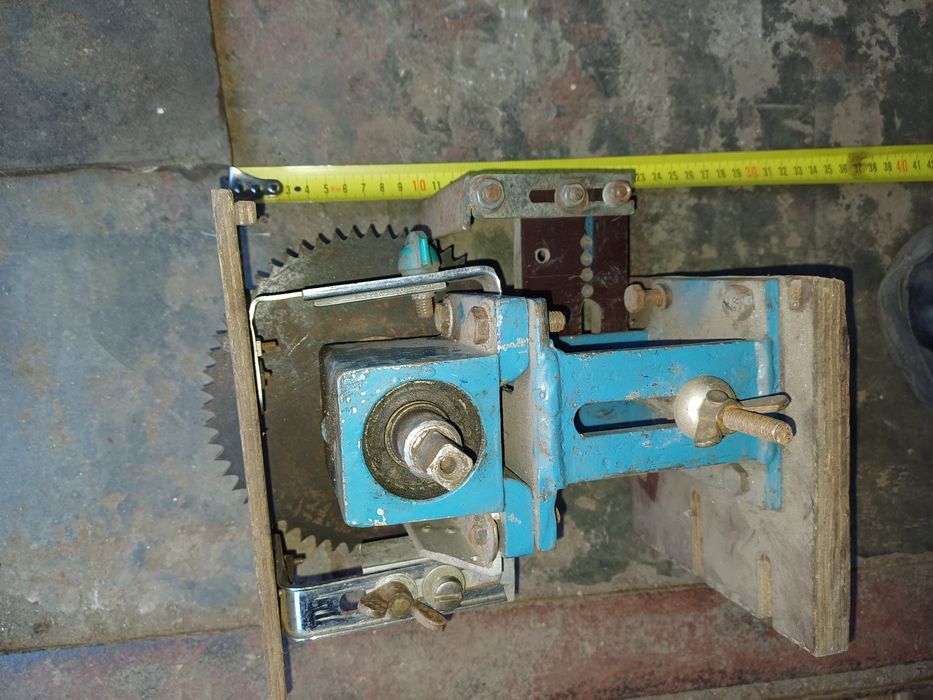 Домкраты. Топоры,Тиски станочные. кузнечные, слесарные . Петли точеные