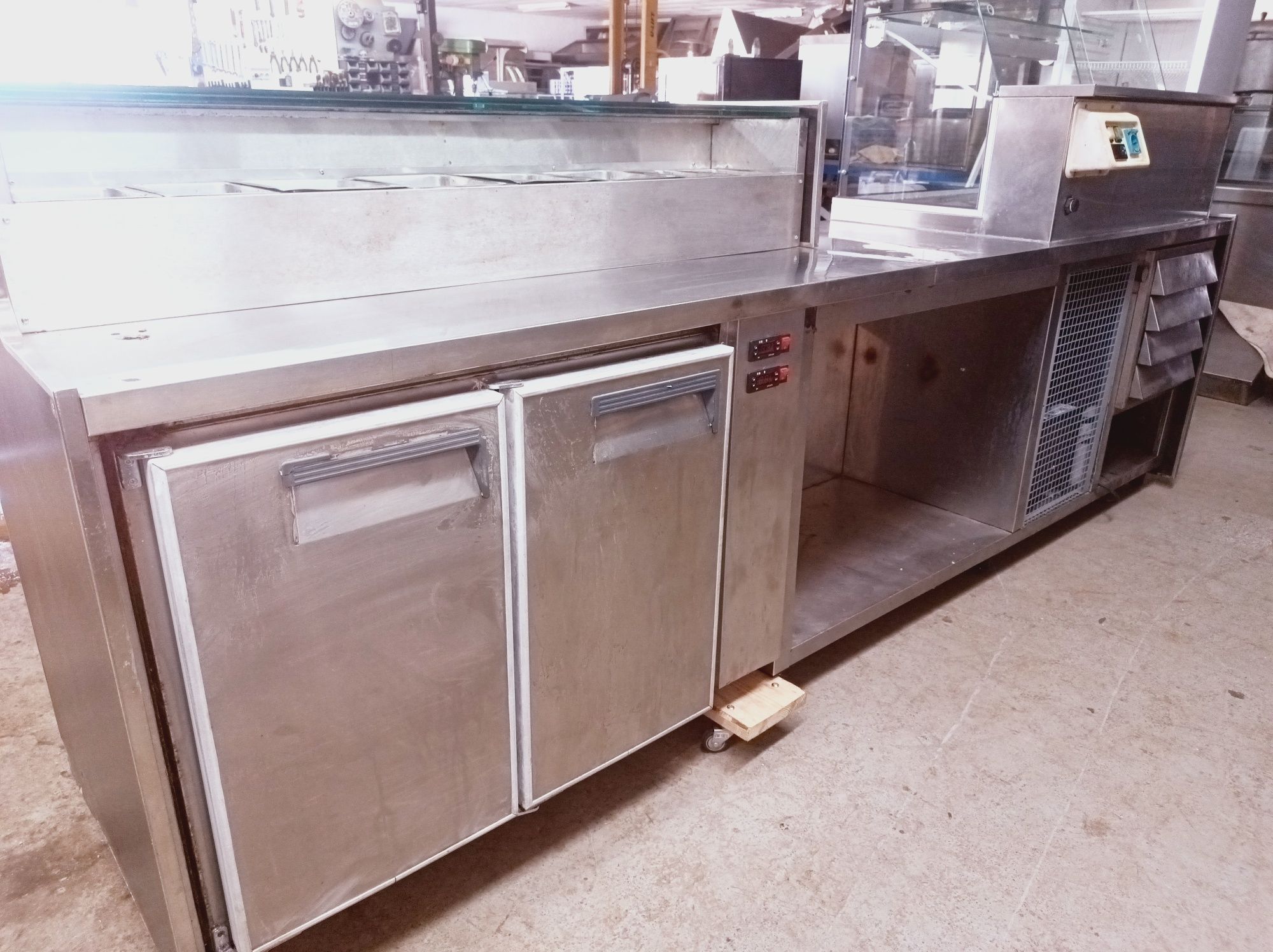 Balcão refrigerado com vitrine e covetes