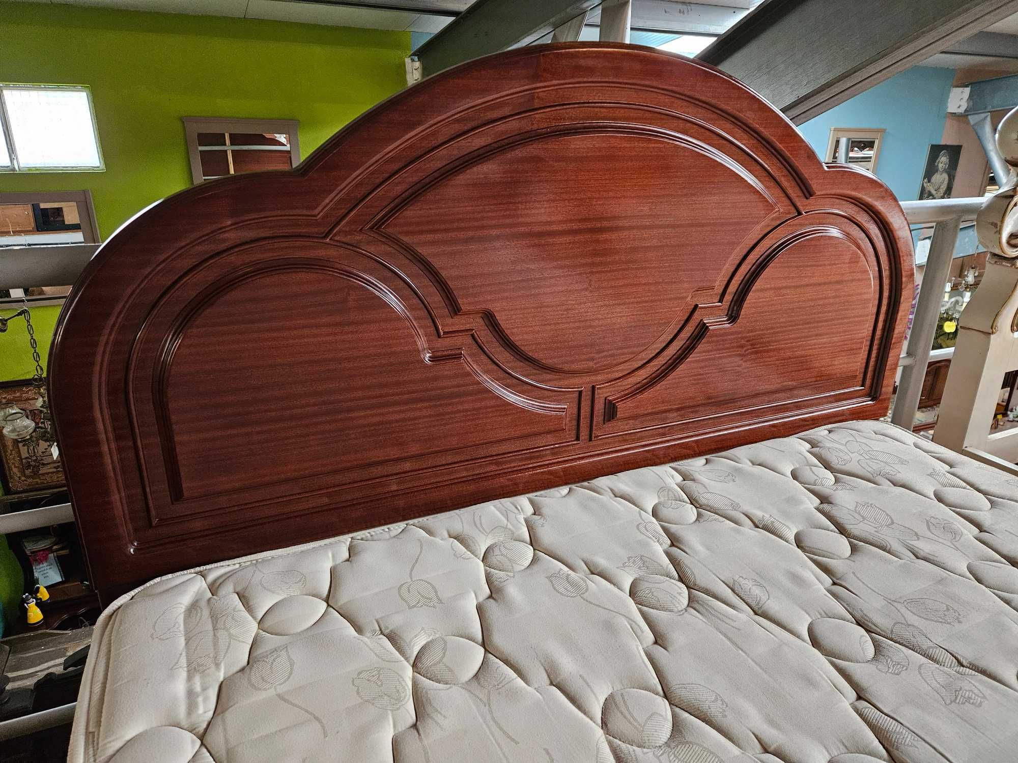 Cama com estrado e colchão - Muito bom estado geral