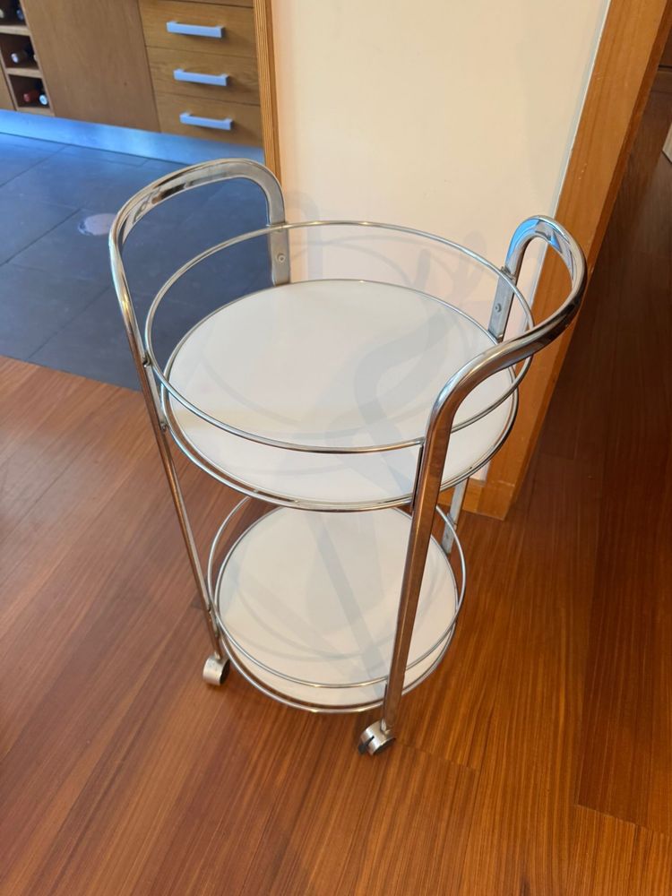 Bar pequeno com rodas.