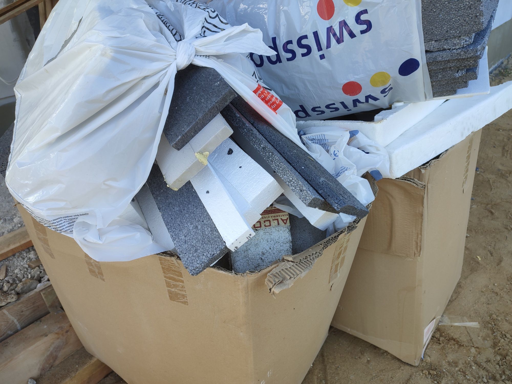 Kawałki styropianu z elewacji + styropian po opakowaniach AGD