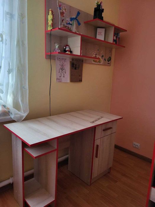 Стіл письмовий та навісна полиця