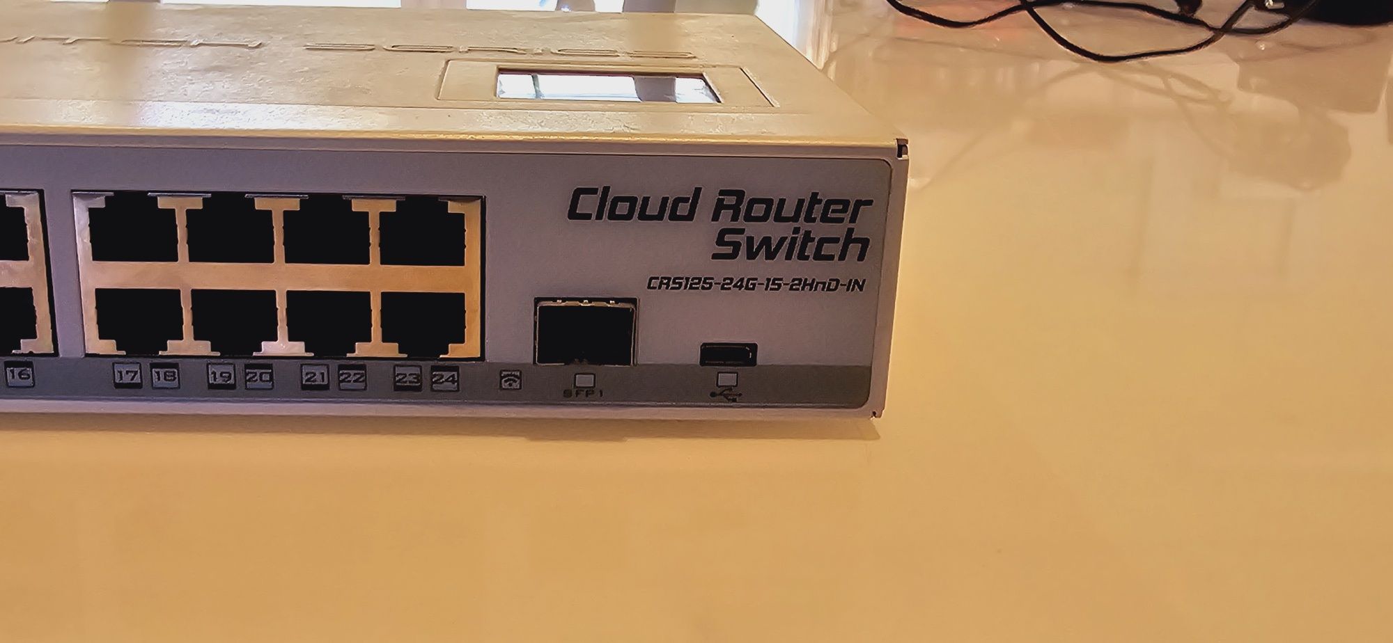 MikroTik Cloud Router Switch CAS-24G-2HnD-in wifi 24 porty