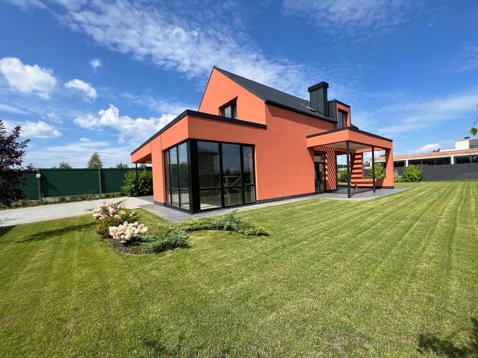 Будинок в закритому котеджному містечку з шикарним новим ремонтом