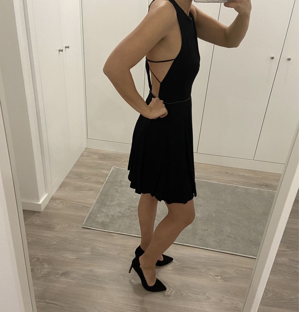 Vestido preto com costas abertas