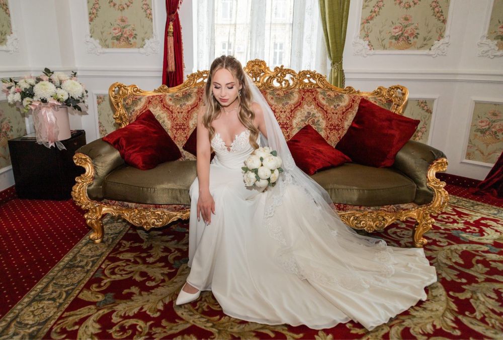 Весільна сукня з довгим шлейфом