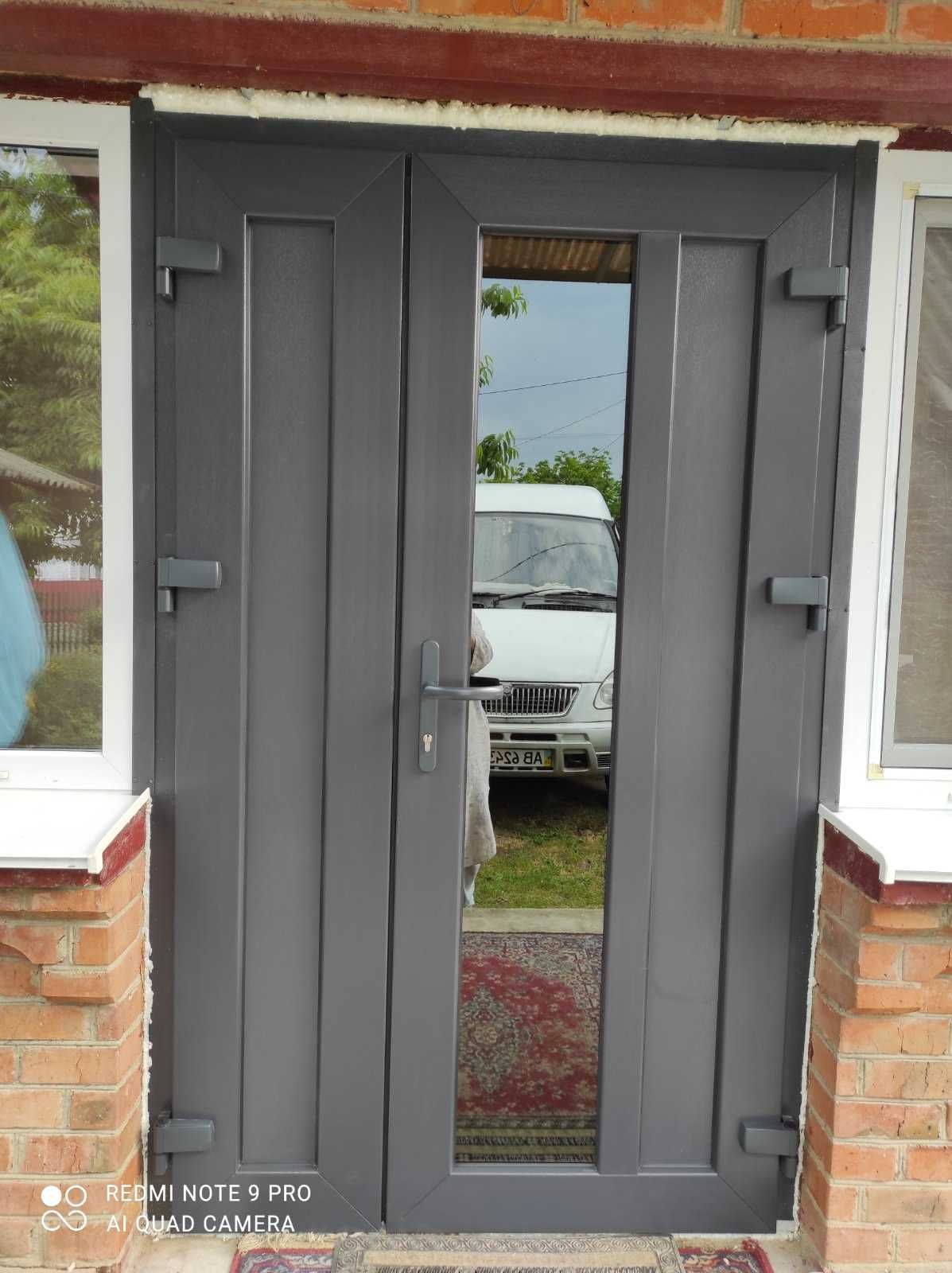 Металопластикові Двері вхідні коричневі, полуторні двери