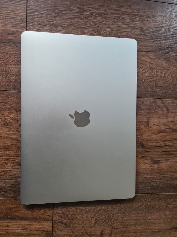Laptop MacBook Pro 2017r. Dysk SSD. 8 Gb Ram i5