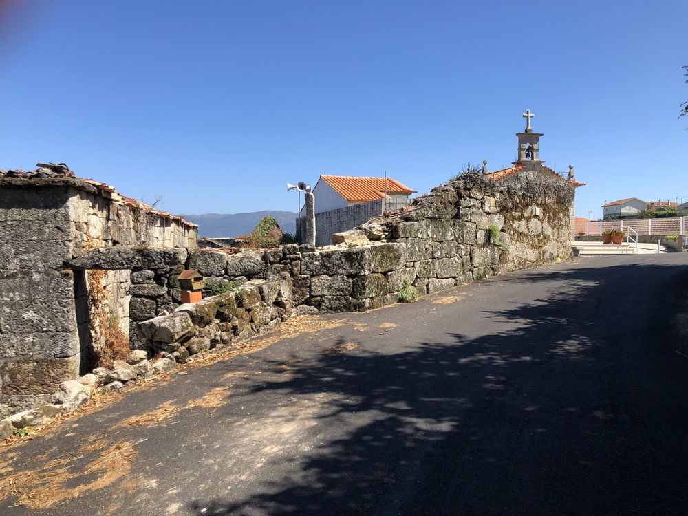 Duas Casas de Habitação, em Pedra, para Reconstruir