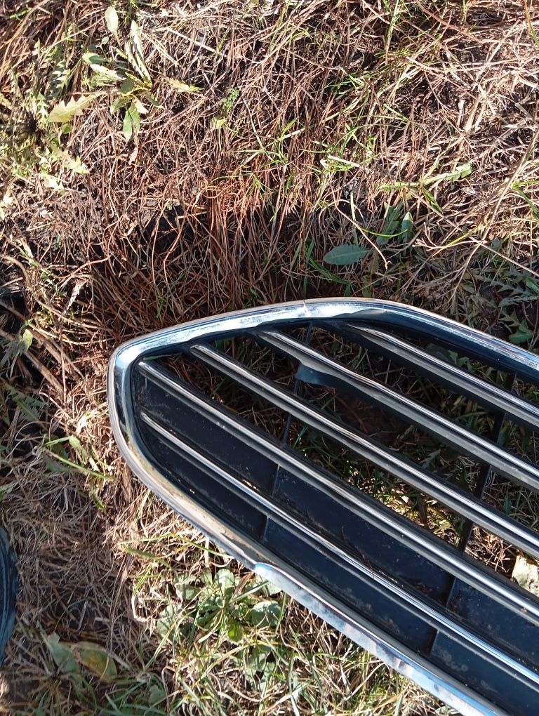 Kratka środkowa zderzaka przedniego przód grill Ford Fiesta mk7 Lift