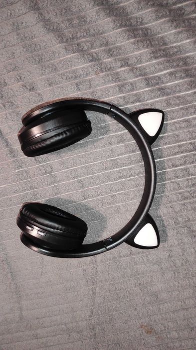 Bezprzewodowe słuchawki nauszne z podświetleniem