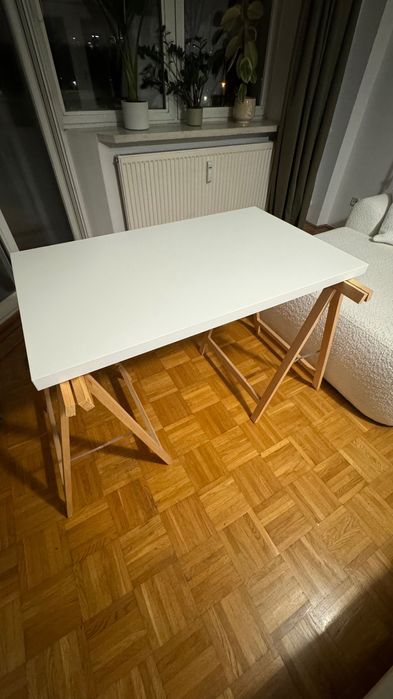 Biurko na drewnianych koziołkach