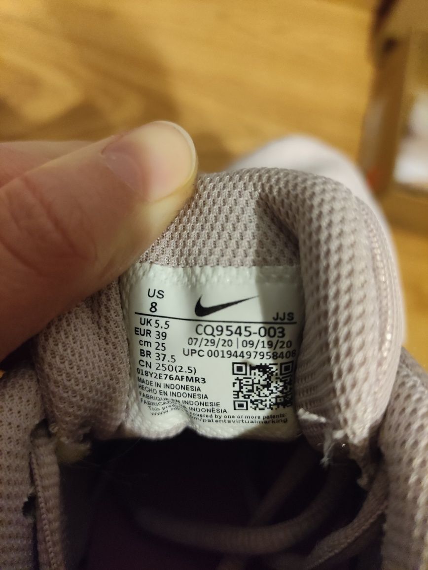 Nike legend essential 2 damskie