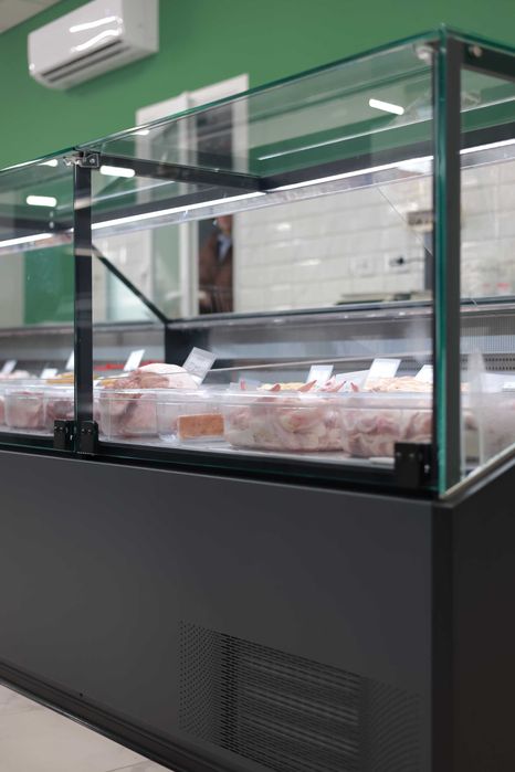 Гастрономічна вітрина в магазин, регали в наявності, колір графіт