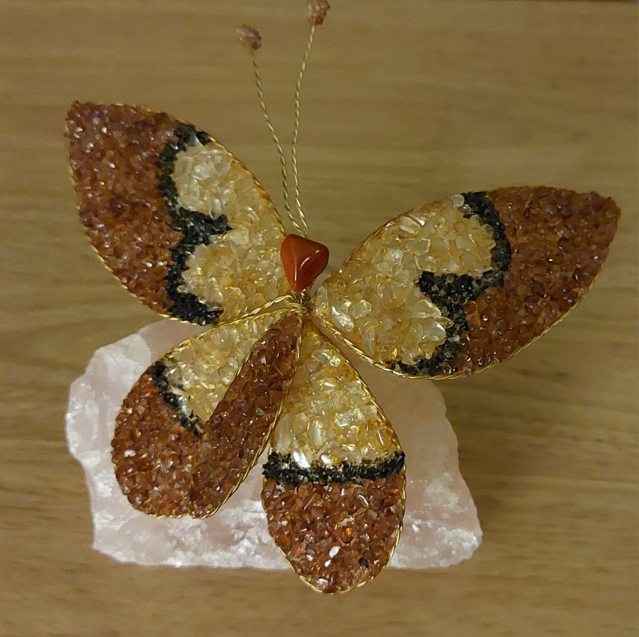 Borboleta de pedras com base em quartzo rosa