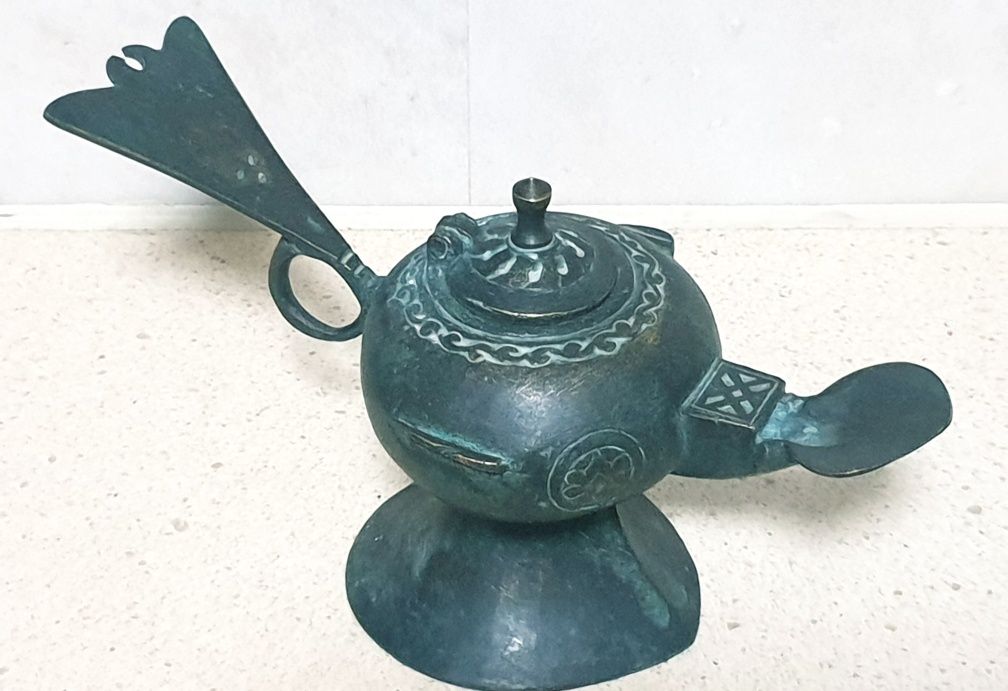 Linda antiga lamparina de azeite em bronze