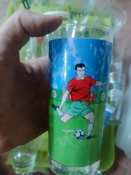 Copos de vidro e chávenas