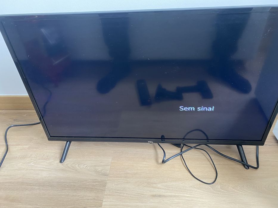 TV tcl 32 polegadas com suporte para parede como nova.