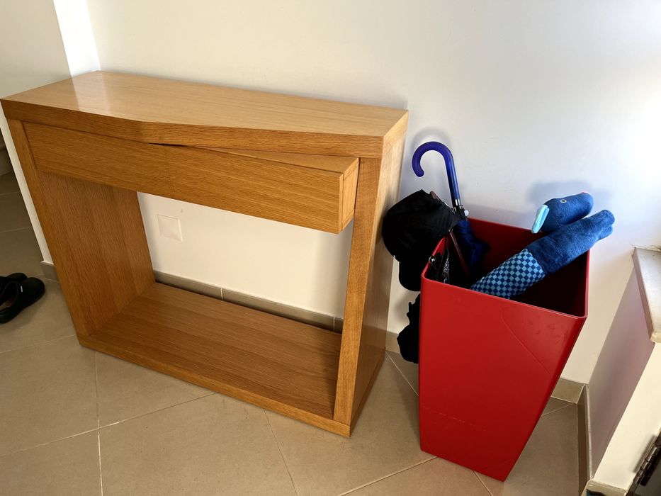Móvel de Entrada à Venda – Funcionalidade e Estilo para o Seu Hall