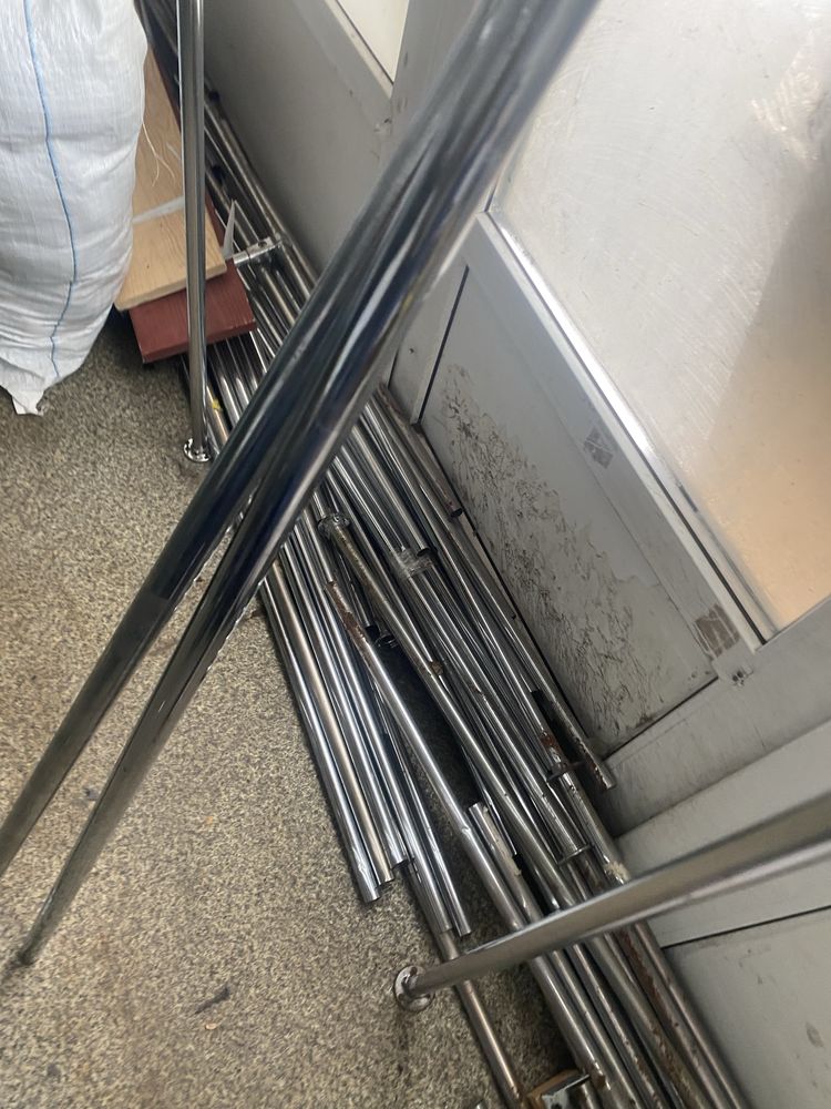 Оборудыванип для магазина одежды. Трубы и крепления под одежду