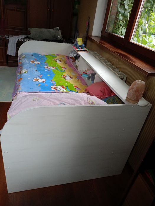 Дитяче ліжечко з поличками