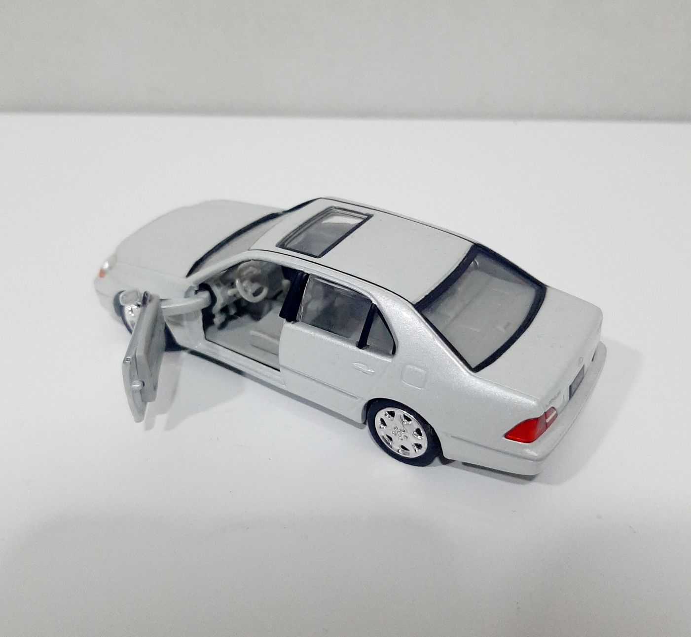 Miniatura Solido Lexus LS430