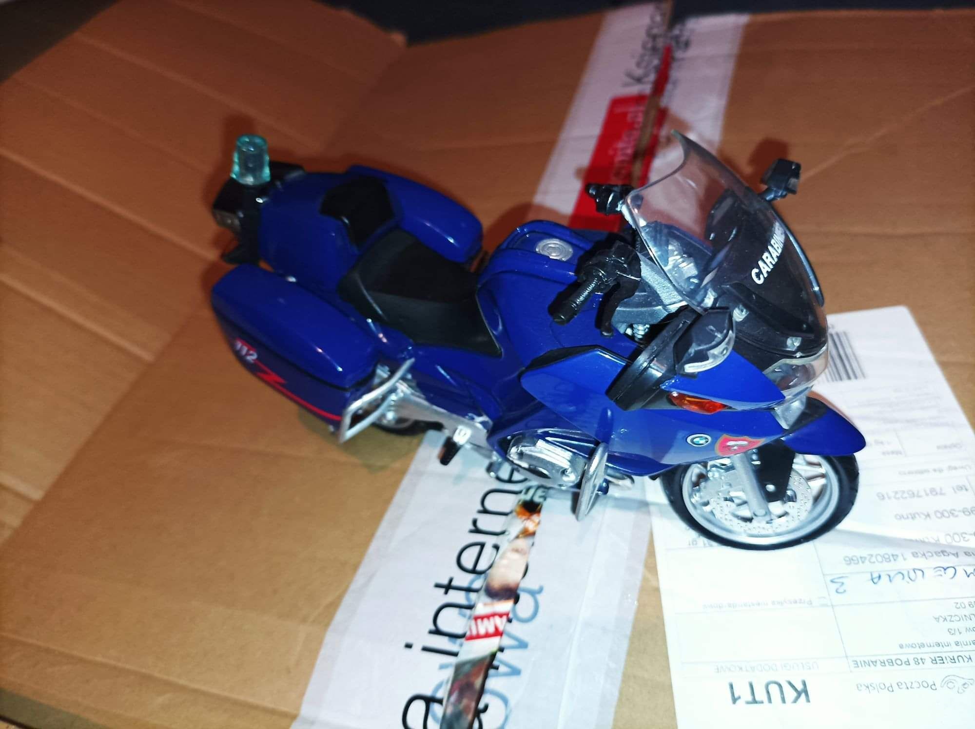 Model motoru BMW R1200 RT Carabinieri skala 1:12 New Ray