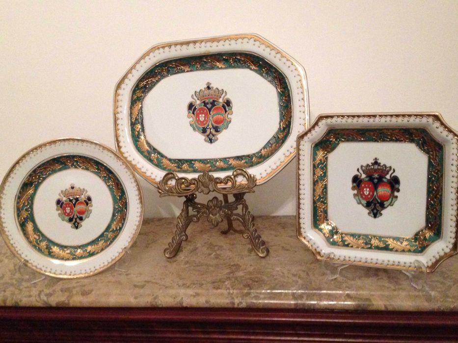 Coleção de pratos decorativos com brasão