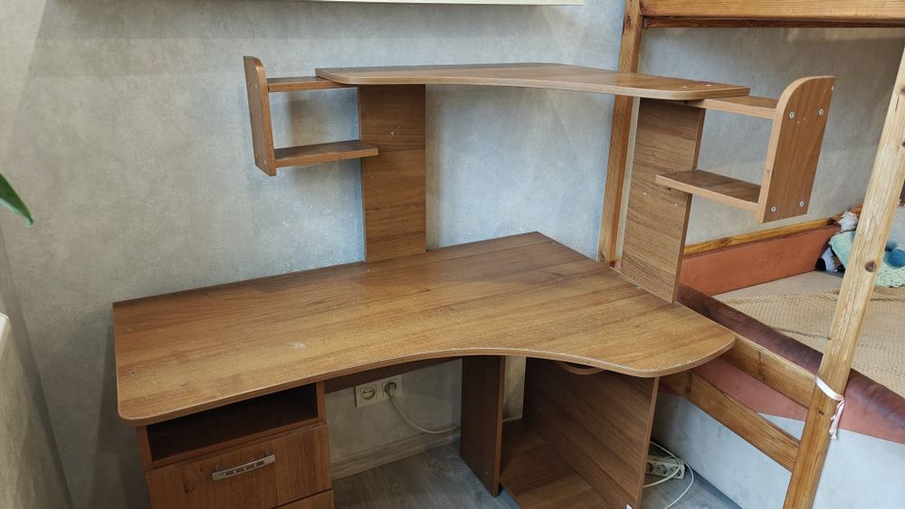 Стіл комп'ютерний