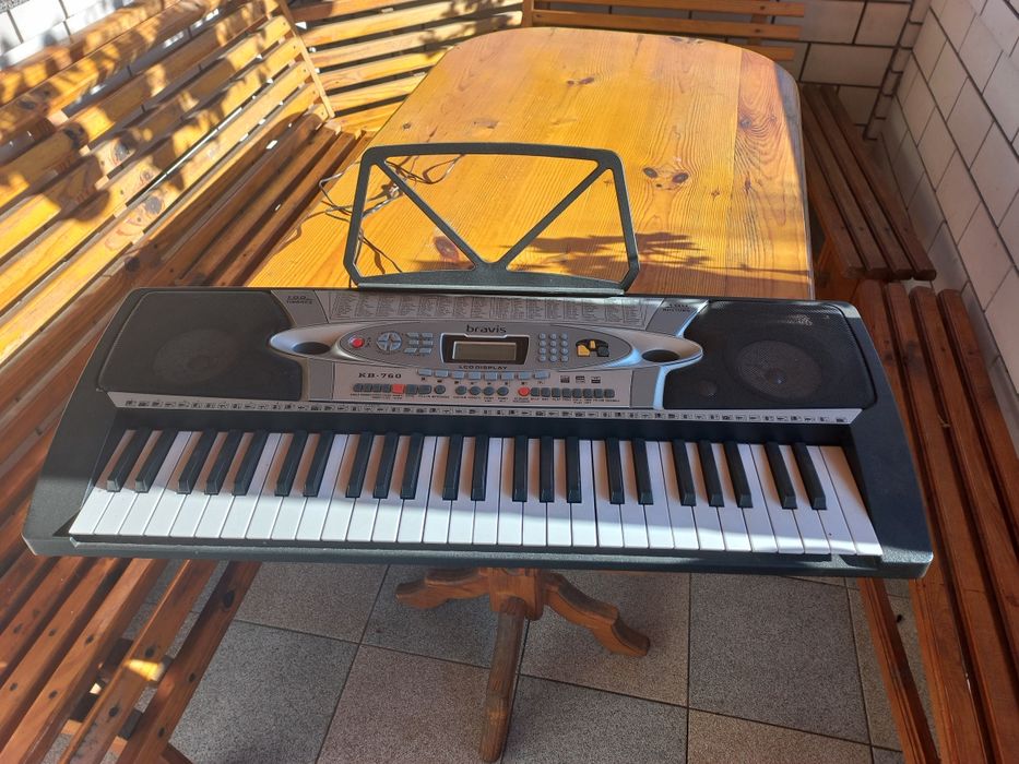 Музичний синтезатор Bravis.