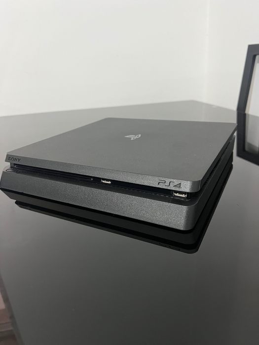 PlayStation 4 500GB + Comando Dourado e cabo