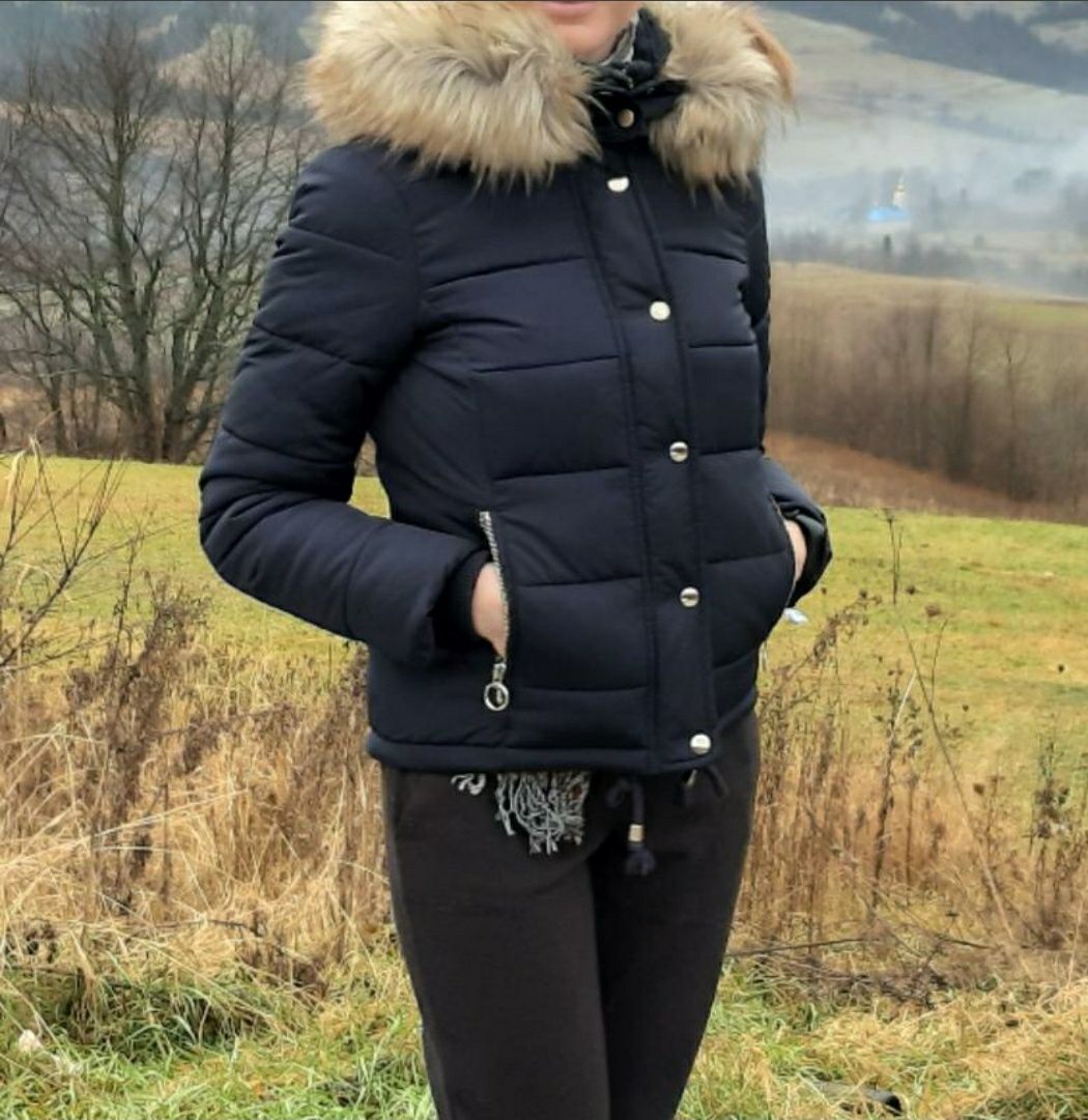 Жіноча зимова куртка з капішоном