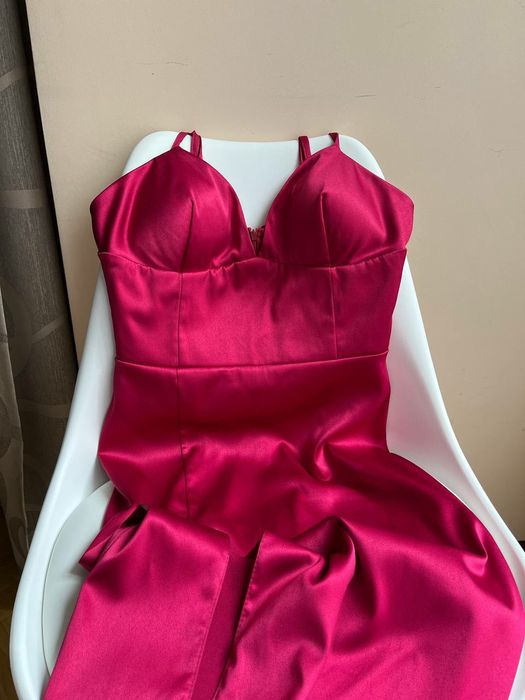 Бордова сукня з чашечками