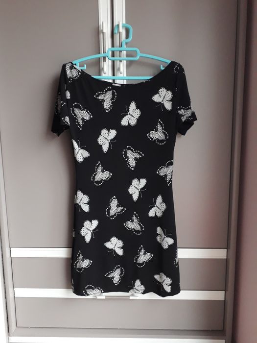 Krótka sukienka z krótkim rękawem czarna motyw motyla wiskoza S/M