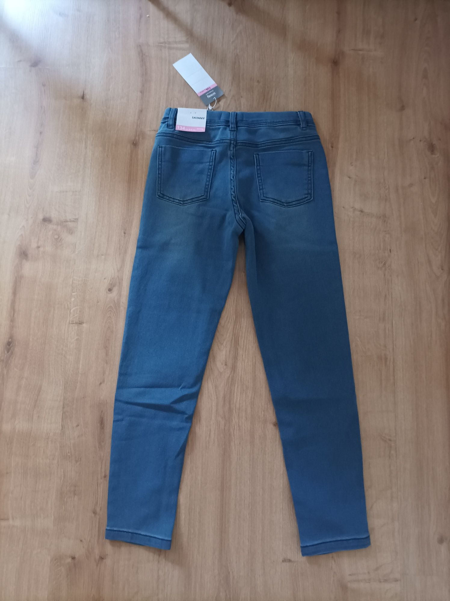 Nowe spodnie jeansowe 134