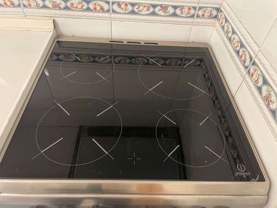 Fogão com placa e forno em excelente estado