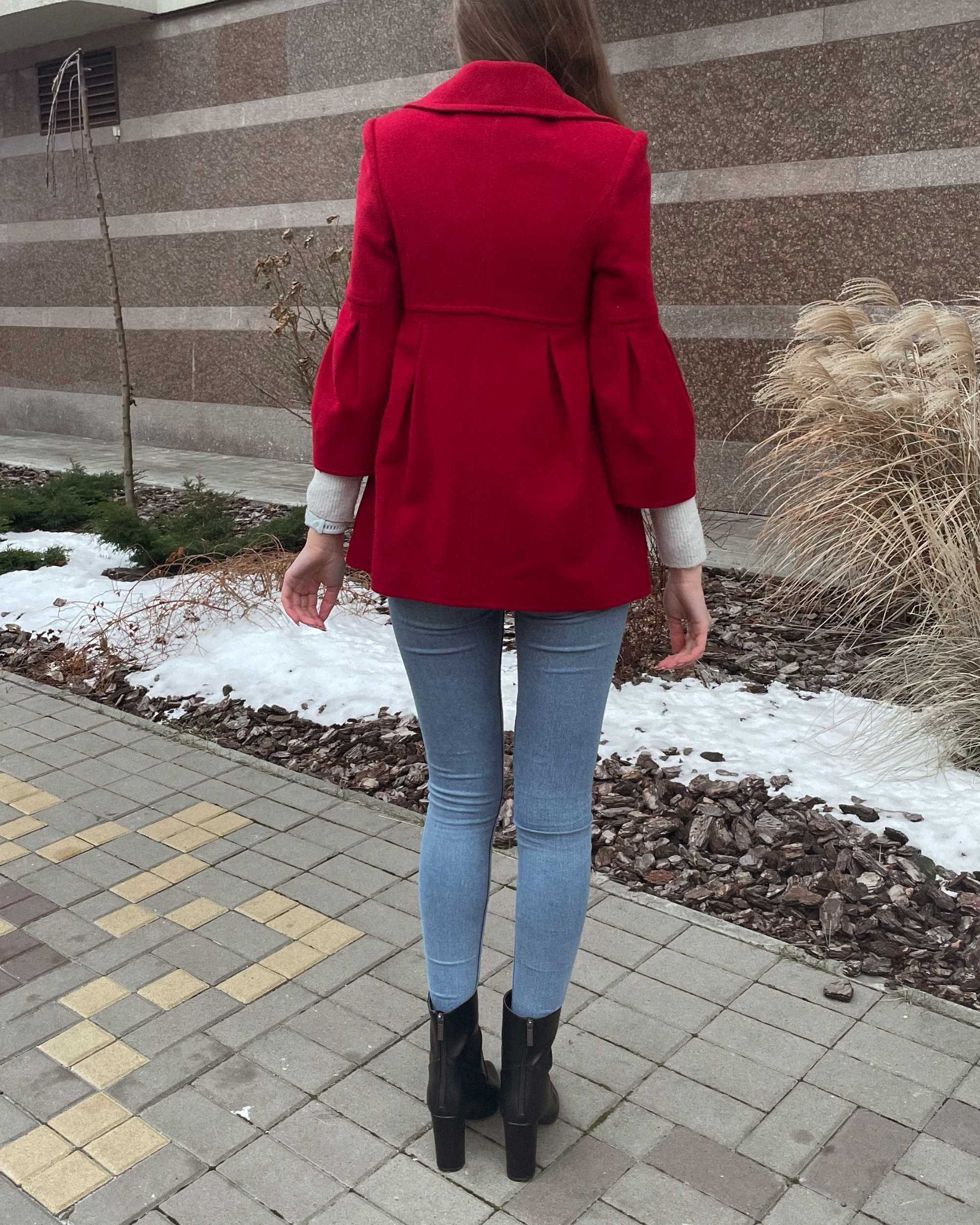 Стильне червоне пальто
