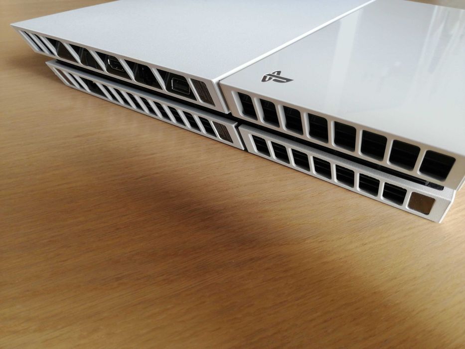 PlayStation 4 500GB White + Dual Shock 4