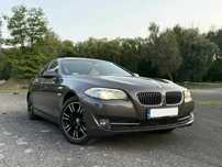 BMW F10 530i do ślubu – brązowy lakier, jasna tapicerka, dekoracje