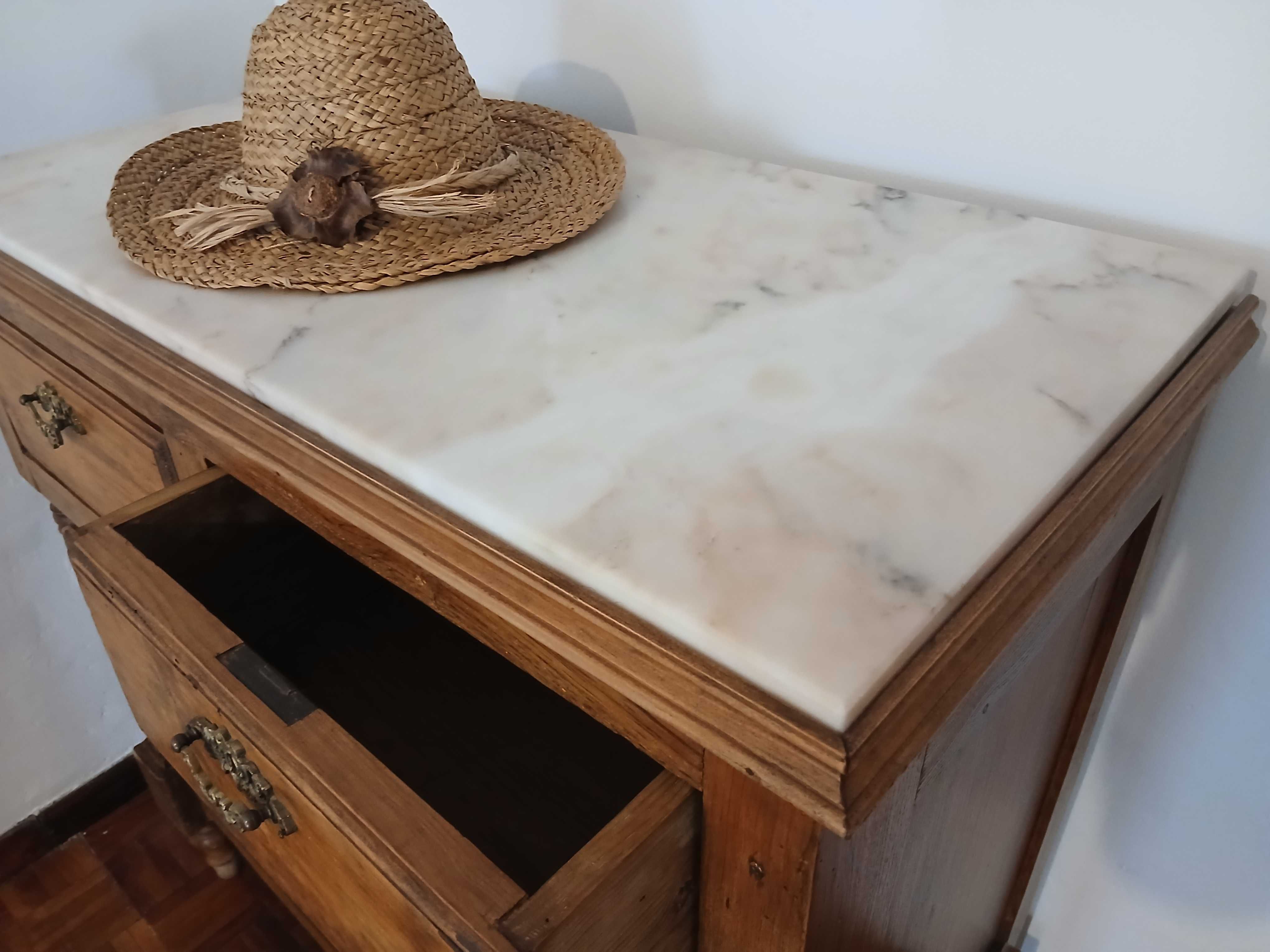 Cómoda antiga com tampo em mármore