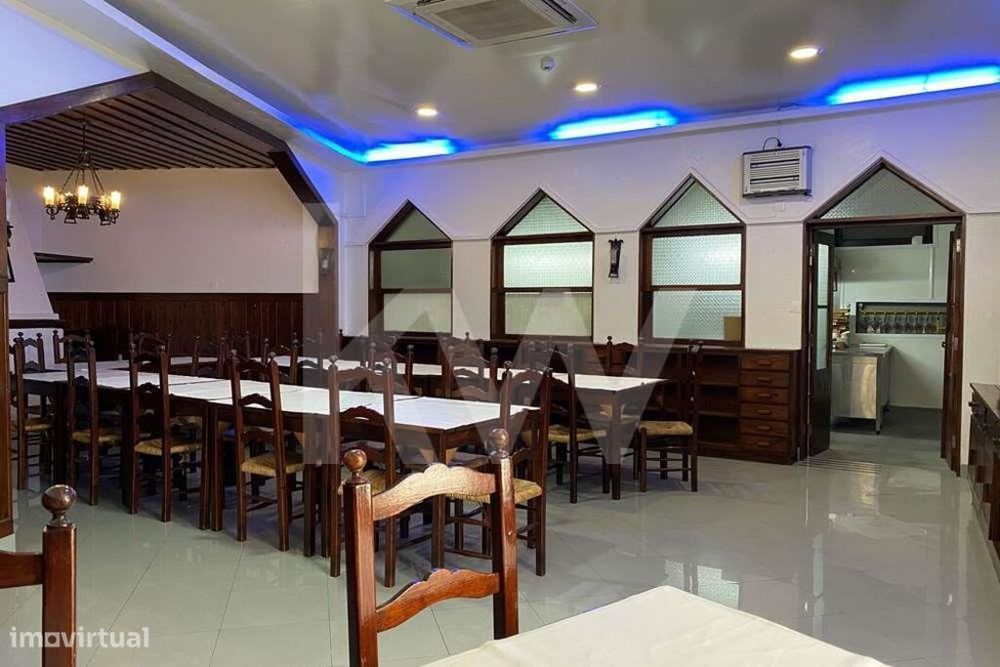 Prédio com Restaurante equipado R/C e T4 no 1ºandar I Pego Abrantes I