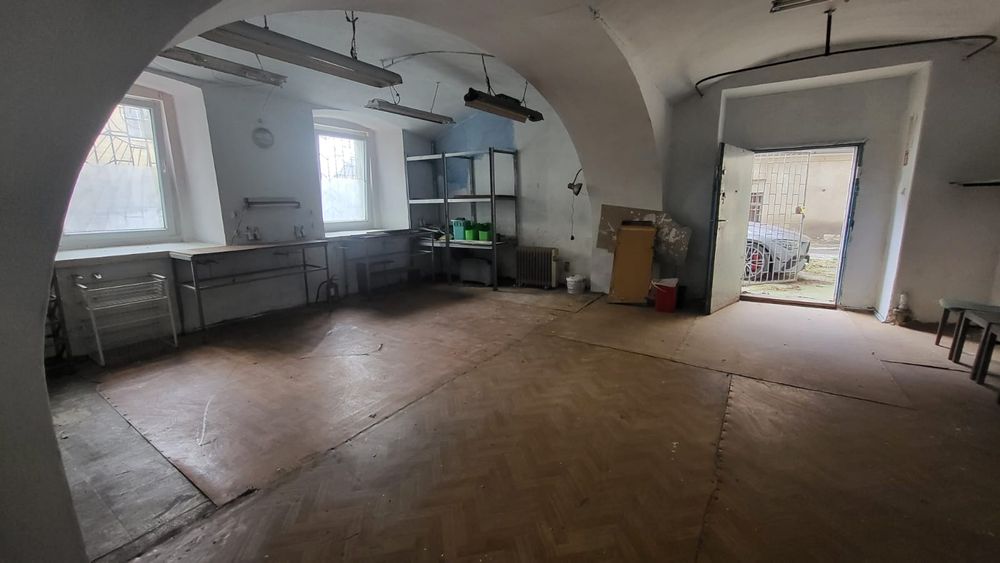 Sprzedam lokal ,nadaje się na działalność lub lokal mieszkalny